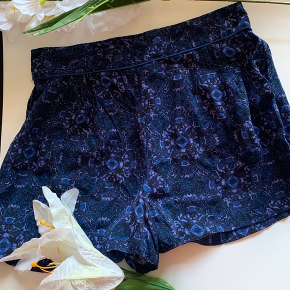 Like New! BOHO Forever 21 Patterned Shorts - Picture 2 of 6